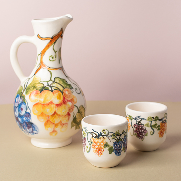 գինու սափոր բաժակներով, Wine pitcher with cups grapes